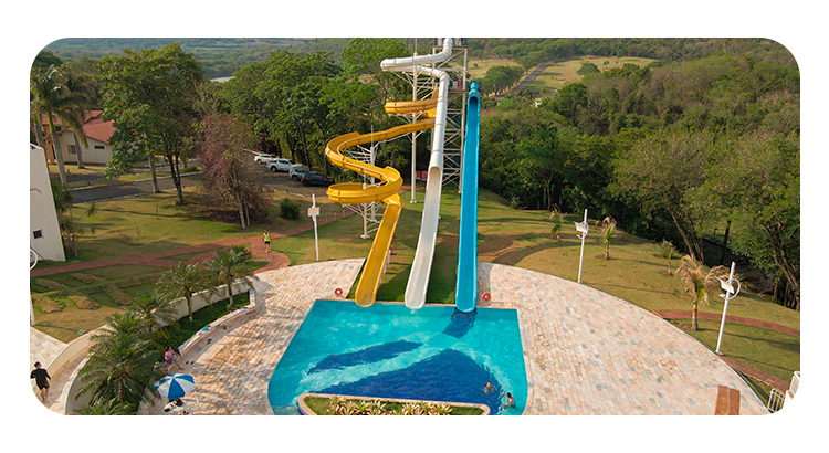 Toboáguas no complexo aquático do Aguativa Golf Resort